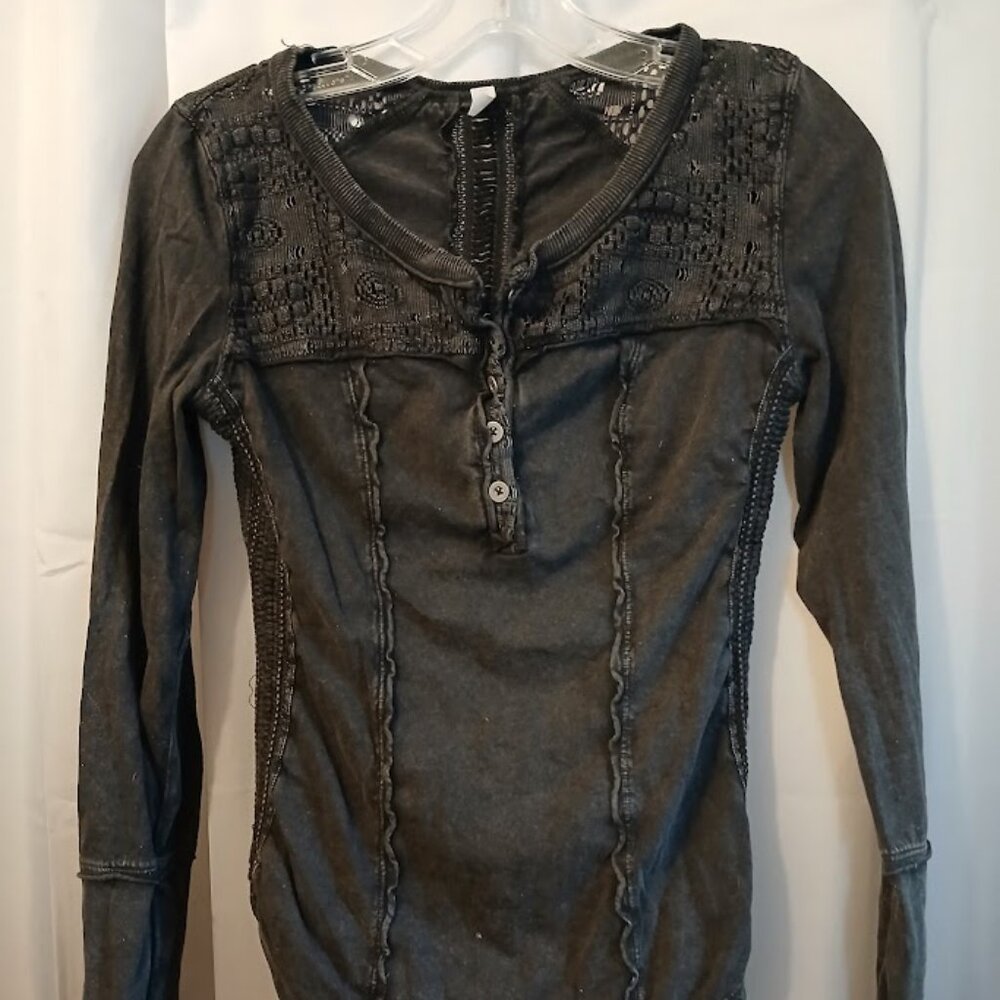 FREE PEOPLE Shell Lace Henley T-shirt Top XS Black Scoop neck Gold Coast LS - Picture 2 of 14